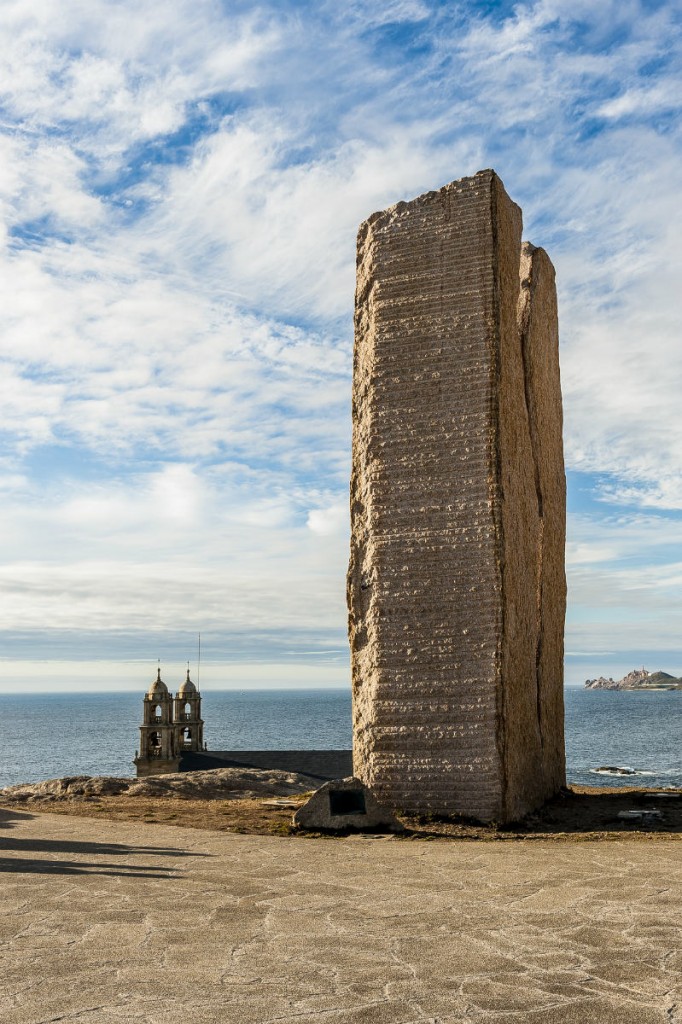O santuario da Virxe da Barca de Muxía e o monumento ”A Ferida”